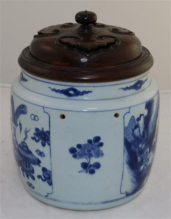 A Chinese blue and white jar, 18th century, total height 24.5cm, star crack to base